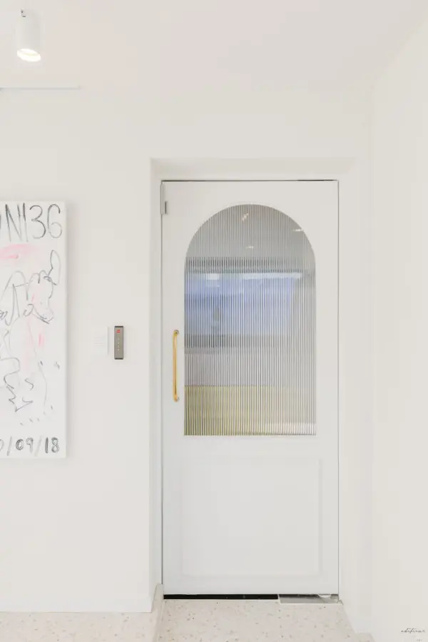 아치형 리드유리 도어가 돋보이는 화이트 오피스